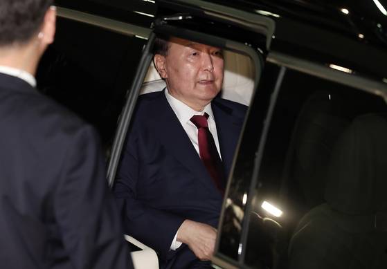 피의자 신분으로 내란 특검 조사를 받은 윤석열 전 대통령이 지난 29일 새벽 서울 서초구 서울고검 청사를 나선 후 차량에 탑승해 있다. 〈사진=공동취재, 연합뉴스〉