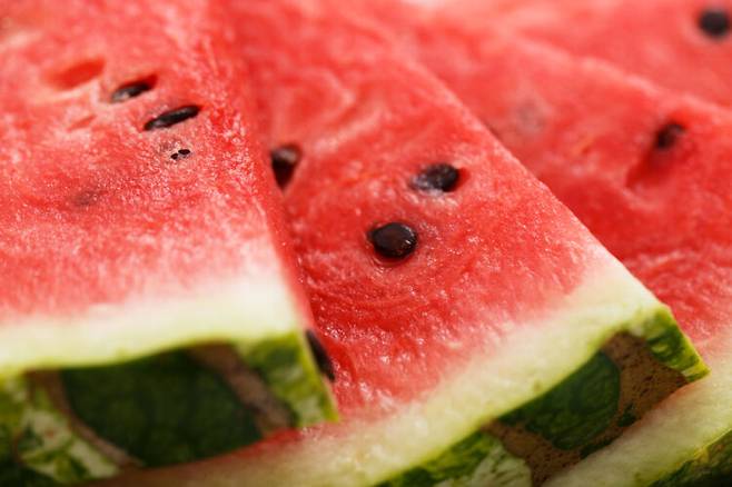 수분을 많이 갖고 있는 수박은 땀이 많이 나는 여름철 수분 보충을 위해 좋은 식품으로 꼽힌다. [사진=클립아트코리아]