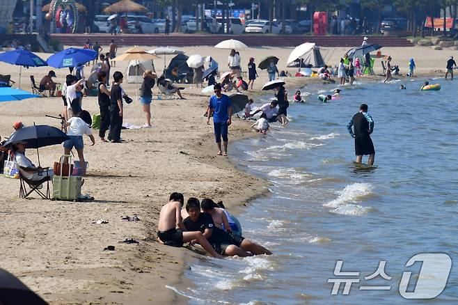 지난 29일 경북 포항시 북구 영일대해수욕장에서 어린이들이 바다로 뛰어들어 더위를 식히고 있다. 2025.6.29/뉴스1 ⓒ News1 최창호 기자