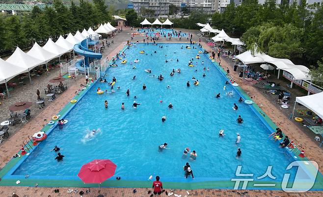 (대전충남=뉴스1) 최형욱 기자 = 30일 대전·충남은 내륙을 중심으로 최고체감온도가 33도 이상으로 올라 매우 더울 것으로 예보됐다. 대전 대덕구 로하스산호빛공원 야외수영장에서 시민들이 더위를 식히고 있다. /뉴스1 ⓒ News1 김기태 기자