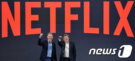 리드 헤이스팅스 넷플릭스 최고경영자(왼쪽)와 테드 사란도스 넷플릭스 최고콘텐츠책임자가 30일 오전 서울 여의도 콘래드호텔에서 열린 넷플릭스 기자간담회를 마친 뒤 파이팅을 외치고 있다. 2016.6.30/뉴스1 ⓒ News1 박지혜 기자
