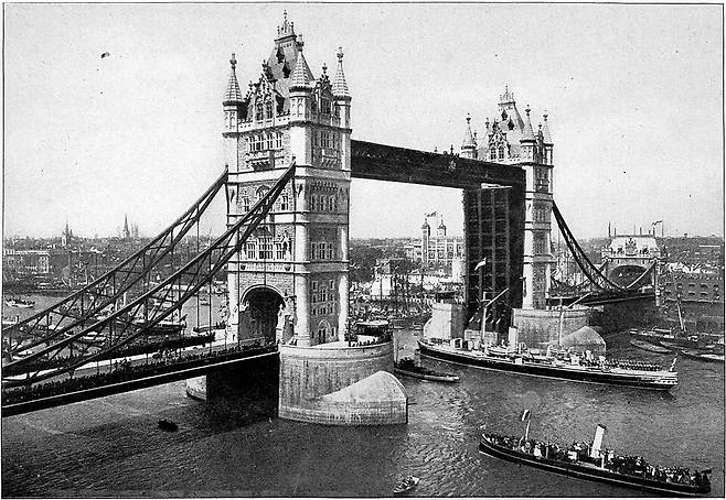 타워 브리지 (출처: Messrs. Valentine & Sons, Ltd., 1894, Public domain, via Wikimedia Commons)
