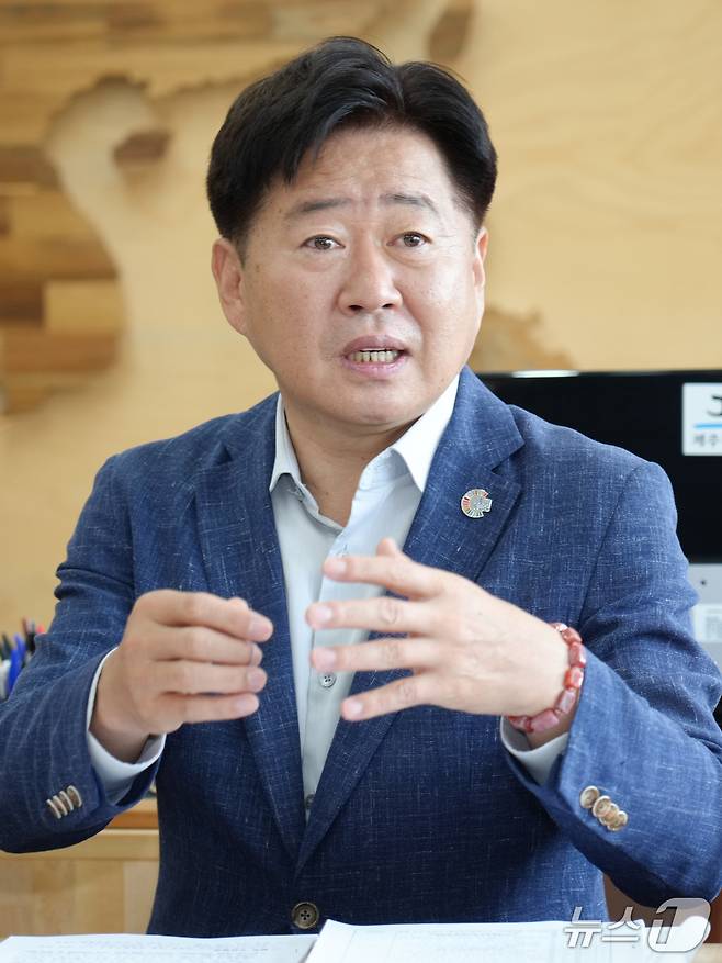 인터뷰하는 오영훈 제주도지사(제주도 제공)/뉴스1