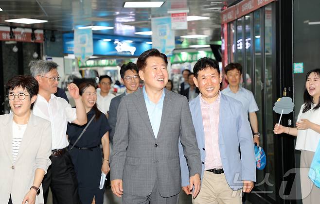 오영훈 제주특별자치도지사가 31일 오전 제주시 칠성로 상점가 아케이드 거리에서 열린 '범도민 소비촉진 협의체 발족식'에 참여한 직후 제주중앙지하상가를 살펴보고 있다.2024.7.31/뉴스1 ⓒ News1 오미란 기자