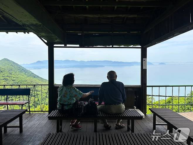 도깨비 동굴 앞에 쉴 수 있는 공간ⓒ News1 윤슬빈 기자