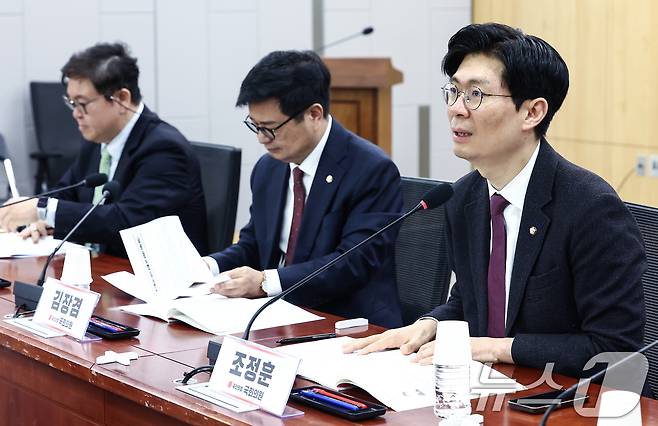 국회 교육위원회 국민의힘 간사인 조정훈 의원이 26일 오전 서울 여의도 국회 의원회관에서 열린 'AI 디지털교과서 실효성 증대를 위한 정책제안 토론회'에서 인사말을 하고 있다. 2025.3.26/뉴스1 ⓒ News1 김민지 기자