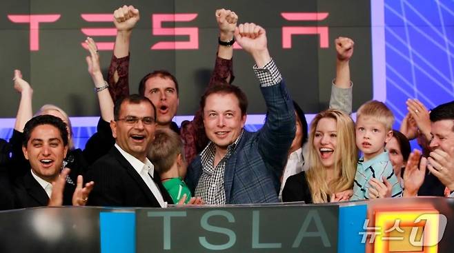 테슬라가 2010년 6월 29일 NYSE에 상장한 날. 머스크가 주먹을 불끈 쥐고 있다. ⓒ 로이터=뉴스1