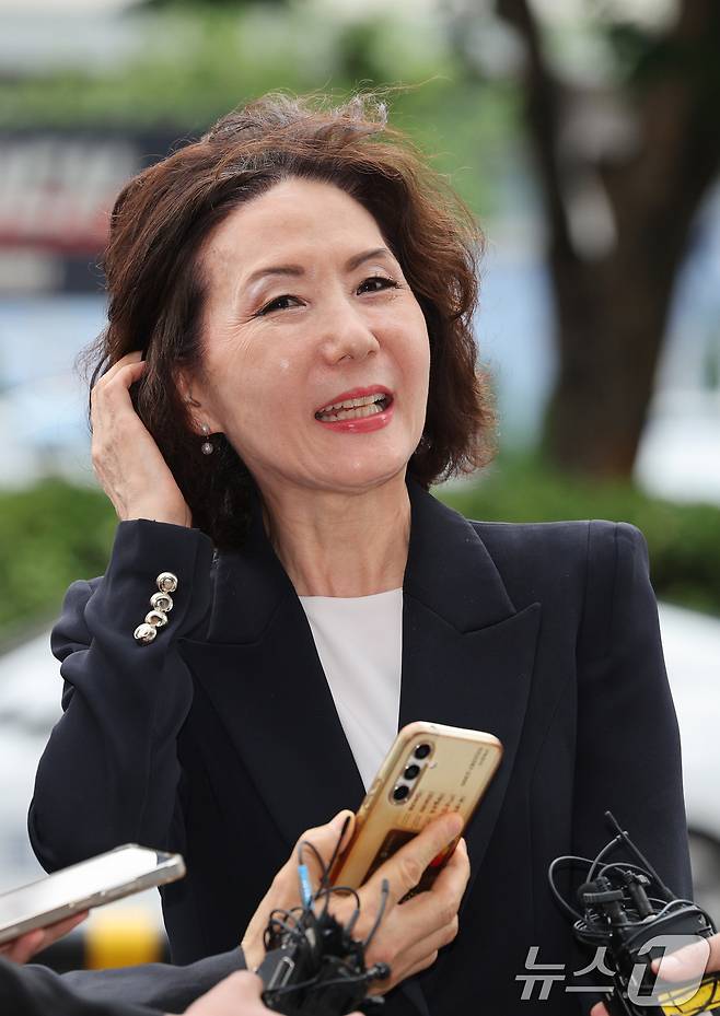 이진숙 교육부 장관 후보자가 30일 오전 서울 여의도 한국교육시설안전원에 마련된 인사청문회 사무실로 출근하며 취재진의 질의에 답변하고 있다. 2025.6.30/뉴스1 ⓒ News1 신웅수 기자