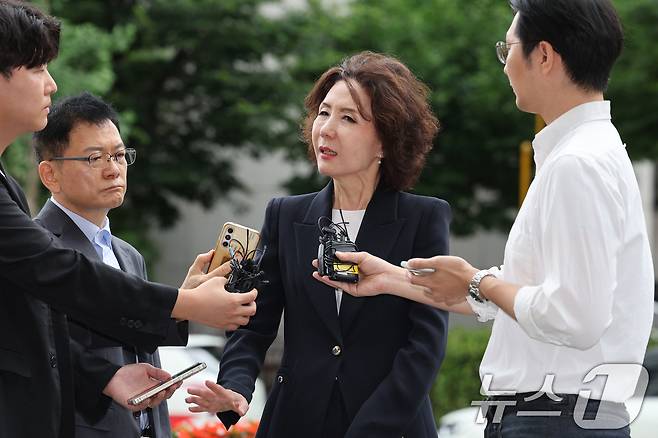 이진숙 교육부 장관 후보자가 30일 오전 서울 여의도 한국교육시설안전원에 마련된 인사청문회 사무실로 출근하며 취재진의 질의에 답변하고 있다. 2025.6.30/뉴스1 ⓒ News1 신웅수 기자