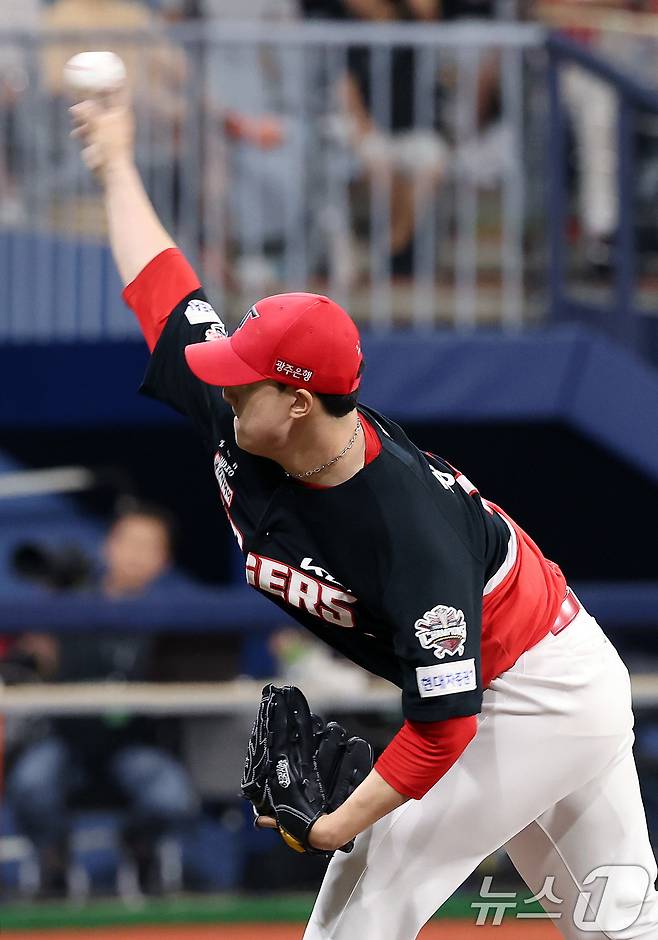 25일 오후 서울 구로구 고척스카이돔에서 열린 프로야구 '2025 신한 SOL뱅크 KBO 리그' KIA와 키움의 경기, 9회말 KIA 정해영이 역투하고 있다. 2025.6.25/뉴스1 ⓒ News1 이동해 기자