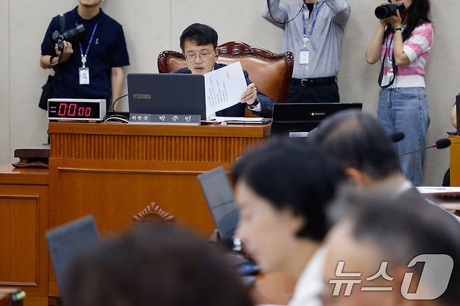 박주민 국회 보건복지위원회 위원장이 26일 오전 서울 여의도 국회에서 열린 제426회국회(임시회) 복지위 제1차 전체회의에서 의사봉을 두드리고 있다. 2025.6.26/뉴스1 ⓒ News1 안은나 기자