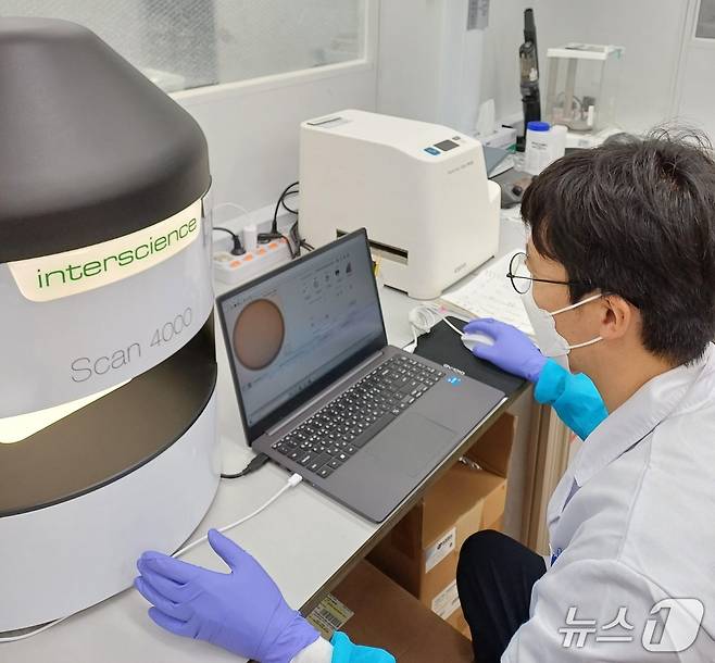 한강청 측정분석과 연구사가 미생물 실험을 진행하고 있는 모습.(한강청 제공)