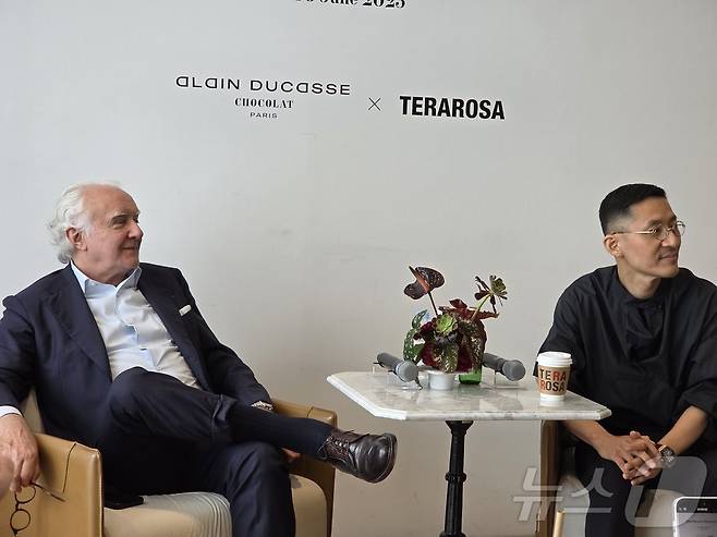 '알랭 뒤카스 쇼콜라 파리'(Alain Ducasse Chocolat Paris)의 내년 한국 론칭을 앞두고 30일 광화문 테라로사에서 프리 론칭 행사를 진행했다. 알랭 뒤카스 셰프와 강민구 셰프가 대담을 진행하고 있다.ⓒ News1 이형진 기자