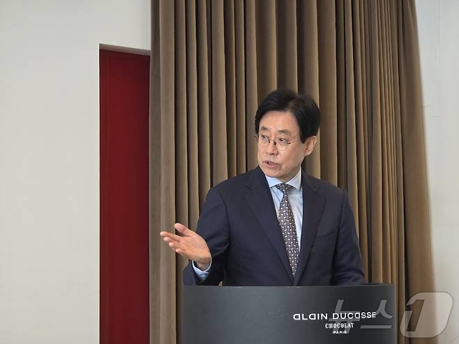 '알랭 뒤카스 쇼콜라 파리'(Alain Ducasse Chocolat Paris)의 내년 한국 론칭을 앞두고 30일 광화문 테라로사에서 프리 론칭 행사를 진행했다. 김의열 테라로사 대표이사가 인사말을 하고 있다.ⓒ News1 이형진 기자