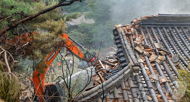 30일 서울 성북구에 있는 문화유산 ‘성북동 별서’에서 화재가 발생해 소방 당국이 진화를 하고 있다. 소방 당국은 차량 29대와 인력 112명을 현장에 투입하고, 오후 1시 43분경 대응 1단계를 발령했다. (공동취재) 2025.6.30/뉴스1 ⓒ News1 이동해 기자