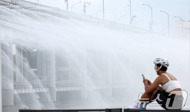 서울 전역에 폭염주의보가 발령된 30일 오후 서울 서초구 반포한강공원에서 시민들이 반포대교 달빛무지개분수를 바라보며 더위를 식히고 있다. 2025.6.30/뉴스1 ⓒ News1 이동해 기자