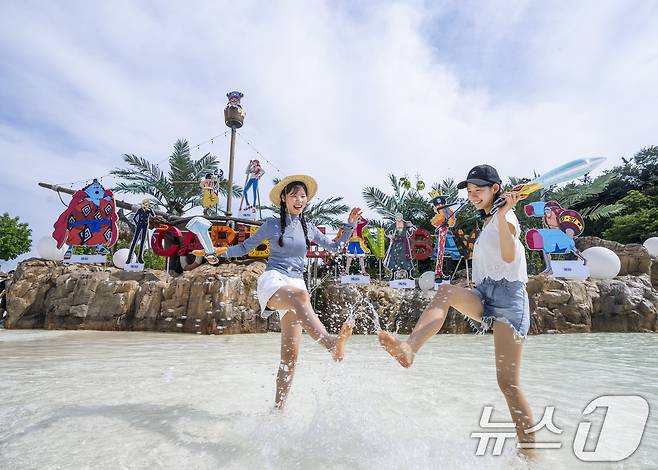 에버랜드의 워터파크 캐리비안 베이가 오는 7월 4일부터 시원하게 파도를 맞으며 신나는 음악을 즐길 수 있는 '워터 뮤직 풀파티'를 개최한다고 30일 밝혔다. 사진은 원피스와 콜라보한 여름축제 '썸머 페스티벌'이 펼쳐지고 있는 캐리비안 베이 파도풀 모습. (삼성물산 제공. 재판매 및 DB 금지) 2025.6.30/뉴스1