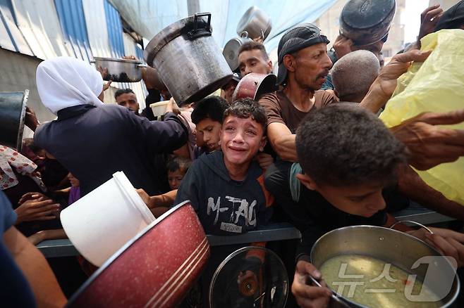 가자지구 식량 배급소에 몰려든 주민들. 2025.06.11. ⓒ AFP=뉴스1 ⓒ News1 이지예 객원기자