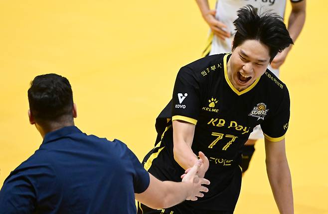 KB손해보험 윤서진(오른쪽). 사진｜한국배구연맹