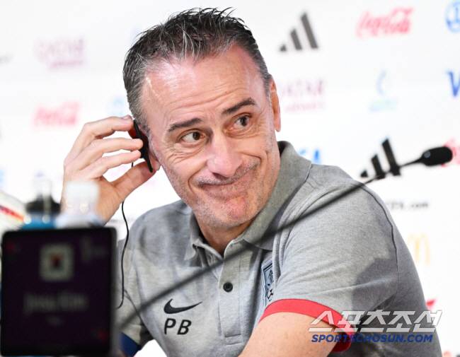 브라질과 16강전을 앞둔 축구대표팀 벤투 감독과 김진수가 공식 기자회견에 참석했다. 질문에 답하고 있는 벤투 감독. 도하(카타르)=송정헌 기자songs@sportschosun.com/2022.12.04/