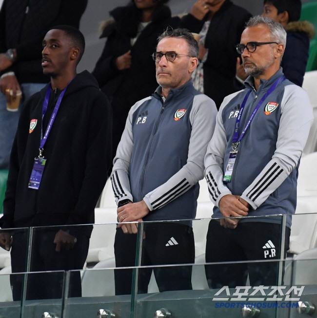 23일(현지시간) 카타르 알라이얀 에듀케이션 시티 스타디움에서 열린 2023 아시아축구연맹(AFC) 카타르 아시안컵 이란과 아랍에미리트의 경기. 아랍에미리트 벤투 감독이 경기를 지켜보고 있다. 알라이얀(카타르)=박재만 기자 pjm@sportschosun.com/2024.01.23/