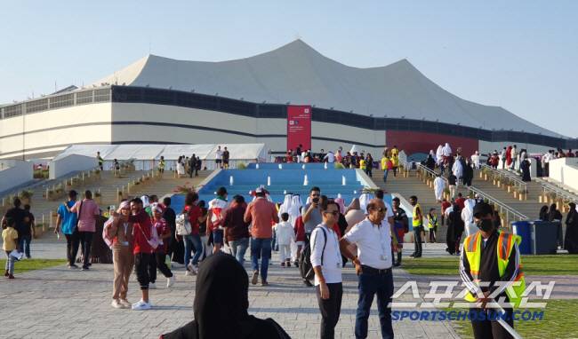 20일 카타르 알코르 알바이트 스타디움에서 카타르월드컵 개막식이 열렸다. 경기장으로 향하는 카타르 현지인들과 전세계 축구팬들. 알코르(카타르)=송정헌 기자songs@sportschosun.com/2022.11.20/