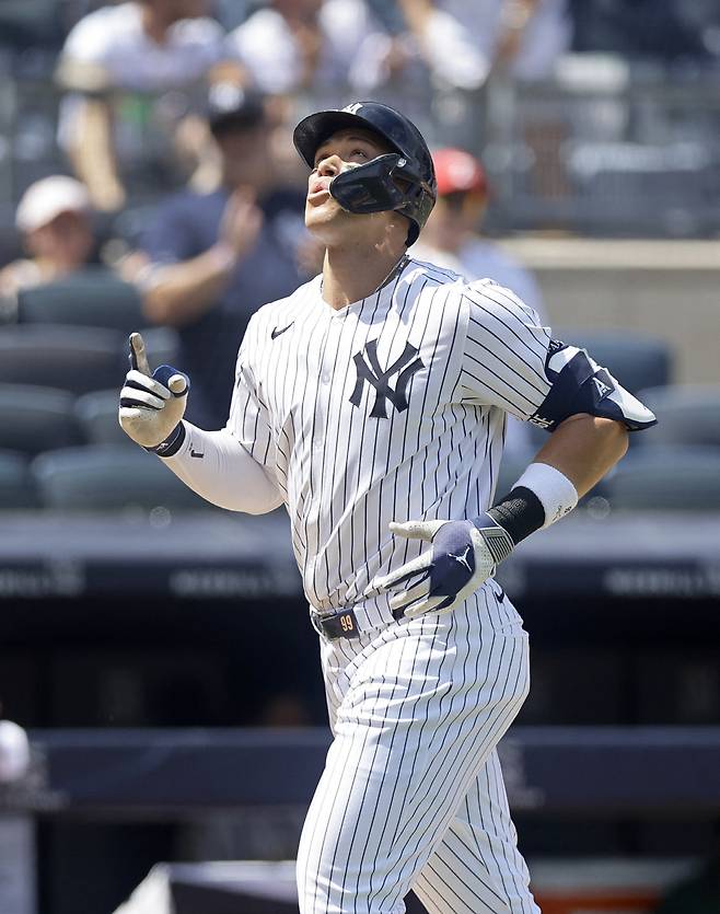 뉴욕 양키스 애런 저지가 30일(한국시각) 양키스타디움에서 열린 애슬레틱스전에서 4회말 투런홈런을 터뜨린 뒤 천천히 베이스를 돌고 있다. AFP연합뉴스