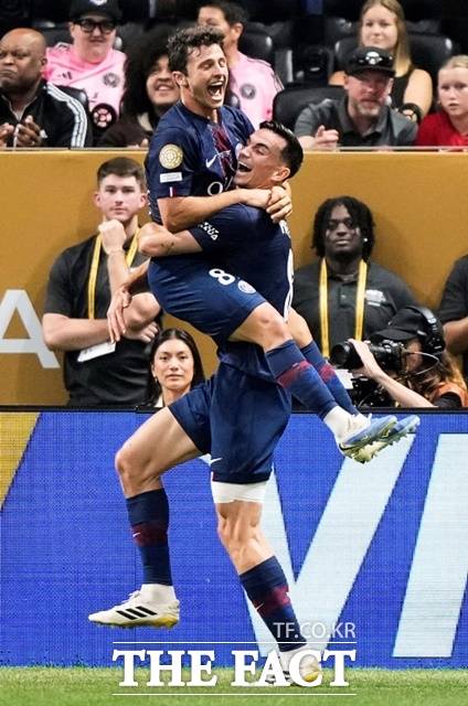 전반전에만 '멀티골'을 기록한 PSG의 미드필더 주앙 네베스(위)가 두 번째 골을 어시스트한 파비안 루이스와 감격의 골 세리머니를 펼치고 있다./애틀랜타=AP.뉴시스