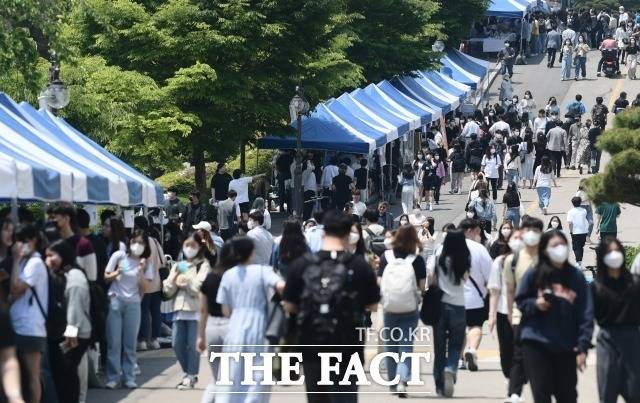 국토교통부가 지난 26일 국회 국토교통위원회에 제출한 '전세사기 피해 실태조사 결과 보고서'에 따르면 지난 5월 말 기준으로 공식 집계된 전세사기 피해자는 3만 400여 명이다. 특히 사회에 첫발을 내디딘 사회초년생인 20~30대 청년층(75.1%)이 가장 많은 비율을 차지한 것으로 파악됐다. /이새롬 기자