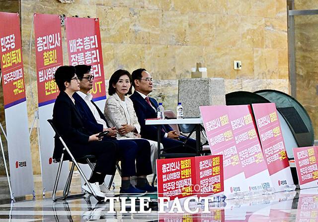 나경원 국민의힘 의원이 30일 오전 서울 여의도 국회 로텐더홀에서 나흘째 '숙식 농성'을 이어가고 있다. /국회=배정한 기자