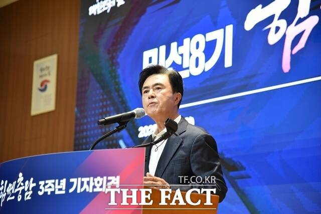 김태흠 충남도지사가 30일 도청 대회의실에서 열린 민선8기 3주년 기자회견에서 주요 성과를 설명하고 있다. /이정석 기자