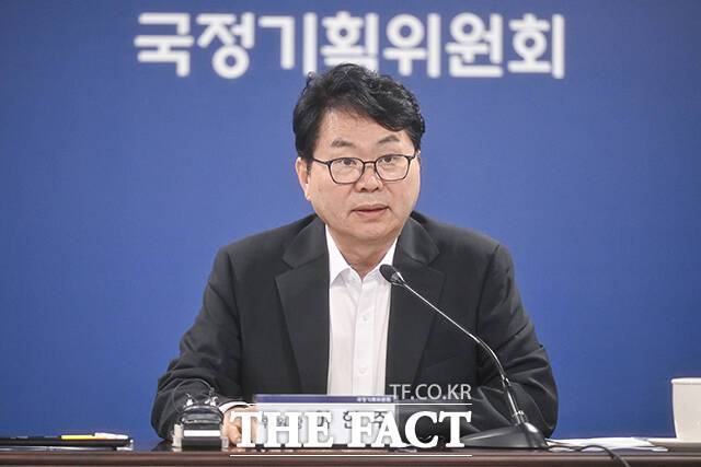 이한주 국정기획위원회 위원장이 30일 오후 서울 종로구 국정기획위원회에서 열린 제3차 전체회의에 참석해 모두발언을 하고 있다. /임영무 기자