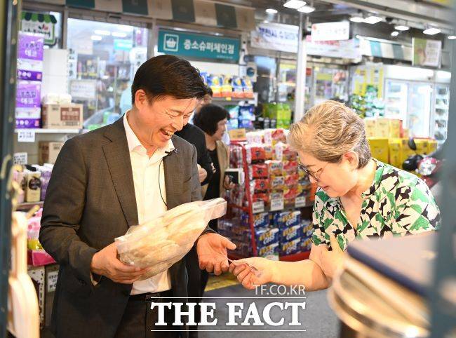 조용익 부천시장이 30일 상동시장에서 부천페이와 온누리상품권으로 장을 보고 있다./부천시