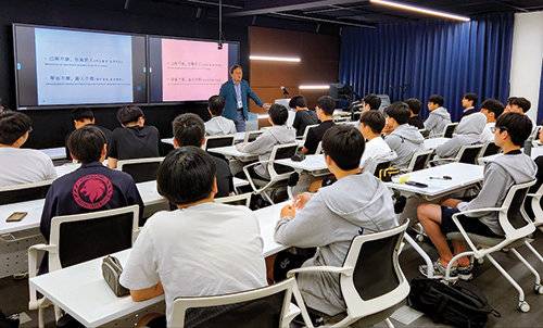교장이지만 학생들과의 시간을 많이 가지려 했다. 잘못한 학생에게 내리는 징계가 ‘교장과의 1시간 면담’ 이었다고.&nbsp;