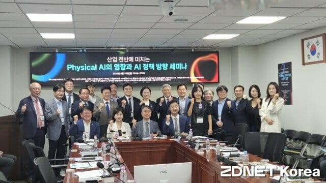 피지컬 AI 정책 국회 세미나에 참석한 의원들과 산학연 관계자들이 기념사진을 촬영하고 있다. (사진=한정호 기자)
