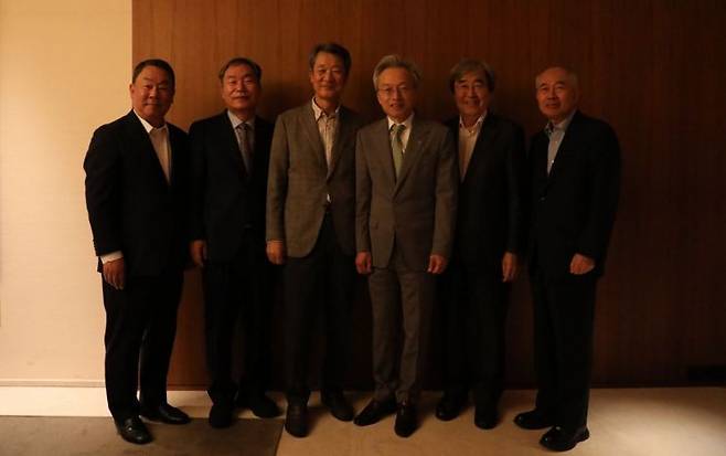 조문수 한국카본 회장(왼쪽부터), 박일동 디섹 회장, 이세용 이랜텍 회장, 최진식 한국중견기업연합회 회장, 박진선 샘표식품 사장, 황철주 주성엔지니어링 회장이 기념촬영을 하고 있다.