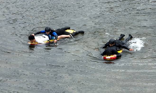 지난 24일 대전 대덕구 현도교 일원에서 소방대원이 수난사고 상황을 가정한 다양한 시나리오를 기반으로 수난구조 훈련을 하고 있다. /신현종 기자