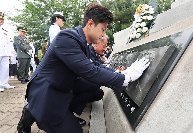 제2연평해전 승전 23주년 기념식 찾아 - 김용태 국민의힘 비상대책위원장이 29일 경기 평택시 해군 제2함대사령부에서 열린 제2연평해전 승전 23주년 기념식에서 전사자들의 얼굴 부조를 어루만지고 있다. /뉴시스