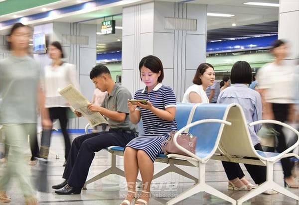 재일본조선인총연합회 기관지 조선신보는 30일 북한 평양의 지하철이 편리하게 변하고 있다고 보도했다. /조선신보 연합뉴스