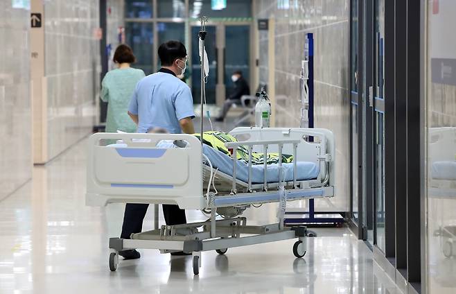 대구의 한 대학병원에서 의료진이 환자를 이송하고 있다. /뉴스1