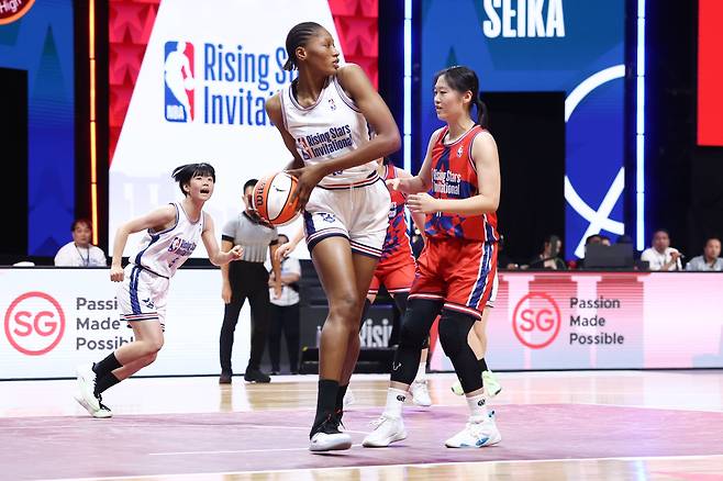 29일 싱가포르에서 열린 NBA 라이징스타 인비테이셔널 결승에서 온양여고와 일본 교토 세이카 고교가 경기를 펼치고 있다 /NBA 아시아