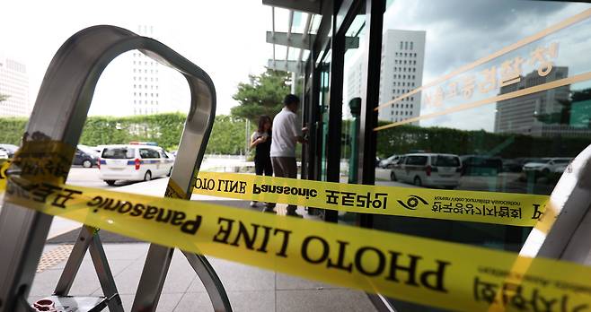 '12·3 비상계엄' 관련 내란·외환 사건을 수사하는 조은석 특별검사팀이 오는 7월 1일 윤석열 전 대통령에 대한 2차 소환조사를 통보한 가운데 30일 내란특검 사무실이 위치한 서울 서초구 서울고등검찰청에서 관계자들이 오가고 있다. /뉴시스