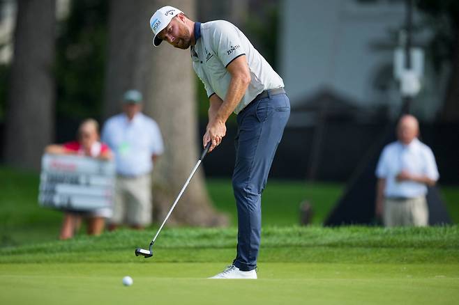 미국의 크리스 커크가 27일 로켓 모기지 클래식 골프 대회 2라운드 11번 그린에서 퍼팅을 하고 있다. / Aaron Doster-Imagn Images 연합뉴스