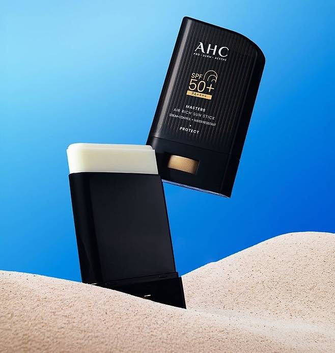 AHC ‘마스터즈 에어리치 선스틱 SPF50+ PA++++’.