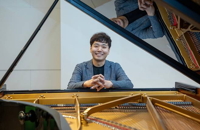 지난 23일 서울 서초구 스타인웨이 갤러리에서 조선비즈와 인터뷰 중인 한지호 인디애나대 피아노과 교수 / 조인원 기자