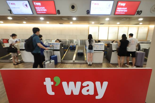 대명소노그룹이 티웨이항공 인수를 마치고 새 이사진을 꾸린 가운데 지난 25일 서울 강서구 김포국제공항 국내선청사 티웨이 창구에서 이용객들이 탑승 수속을 하고 있다./연합뉴스