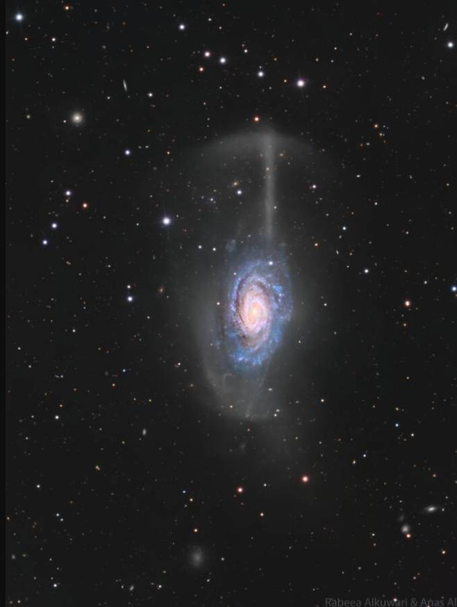 우산처럼 생긴 은하 NGC 4651이다. 작은 은하들을 삼키며 스스로 몸집을 키워나간다. /Rabeea Alkuwari·Anas Almajed