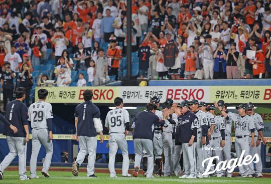 26일 대구삼성라이온즈파크에서 치러진 한화이글스와 삼성라이온즈의 경기에서 한화이글스가 3대 1로 승리한 후 선수들이 하이파이브를 하고 있다. 한화이글스 제공