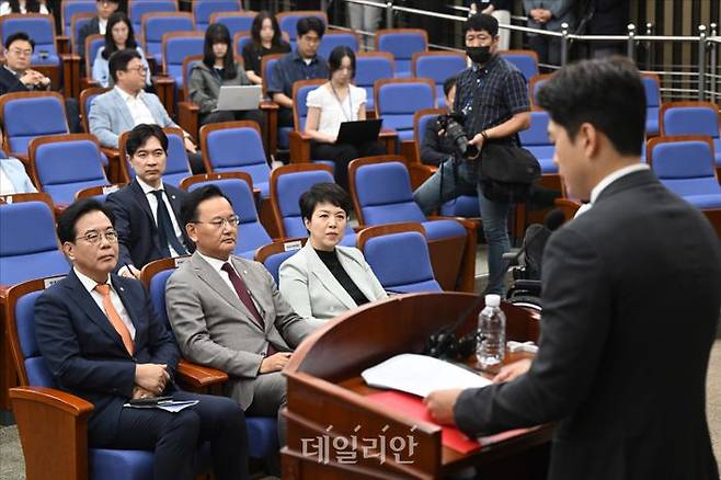 송언석 국민의힘 원내대표가 지난 27일 오전 국회에서 열린 국민의힘 의원총회에서 김용태 비상대책위원장의 발언을 경청하고 있다. ⓒ데일리안 홍금표 기자