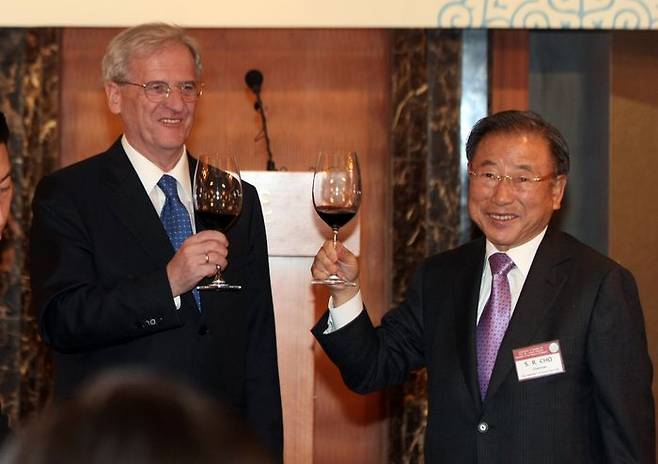 조석래 전국경제인연합회 회장이 2009년 12월 1일 한국과의 수교 20주년을 기념해 방한한 쇼욤 라슬로 헝가리 대통령과 건배를 하고 있다. ⓒ연합뉴스
